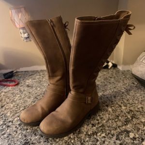 Girls size 5 tan boots kohls very good condition.